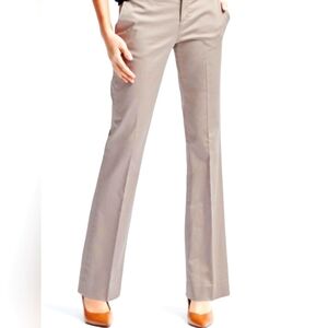 NWT. Banana Republic Logan Trouser, Size 6 Short